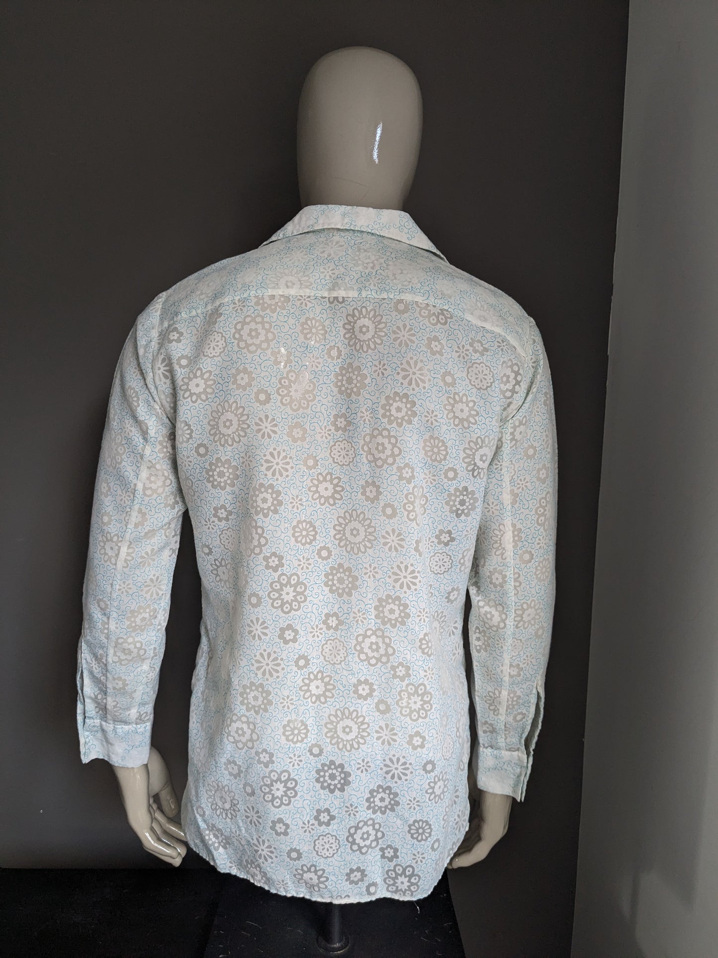 Belle chemise Zornica des années 70 avec collier. Motif de fleur vert blanc léger. Taille M.