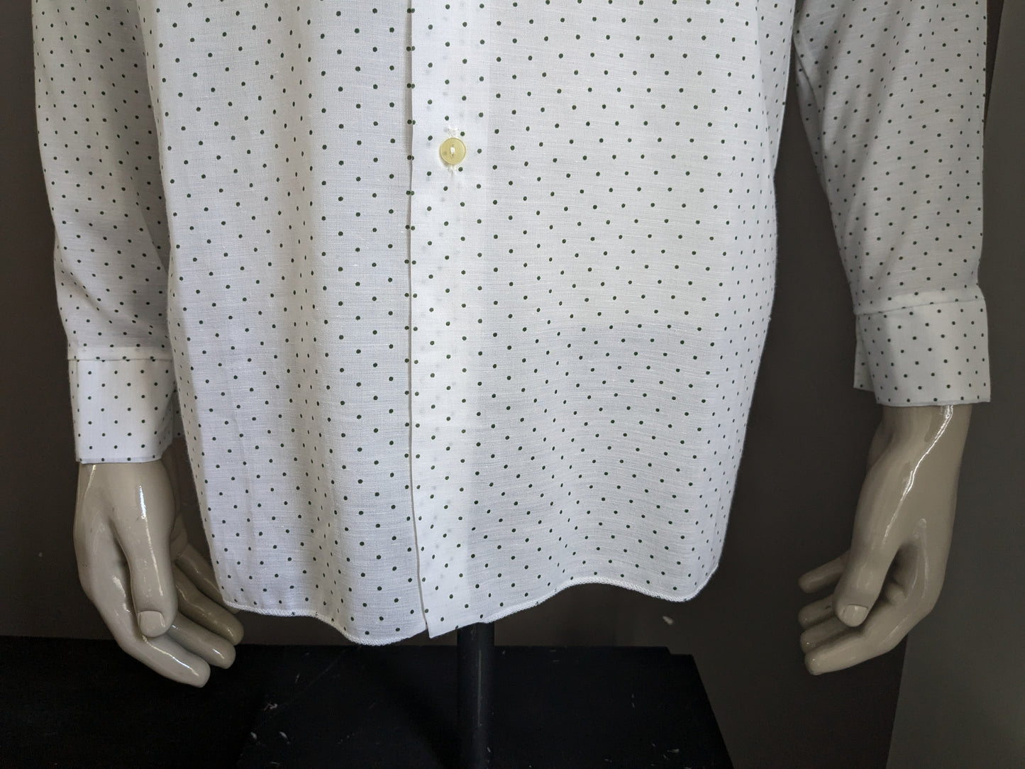 Vintage 70's shirt with point collar. White green dotted. Size L.