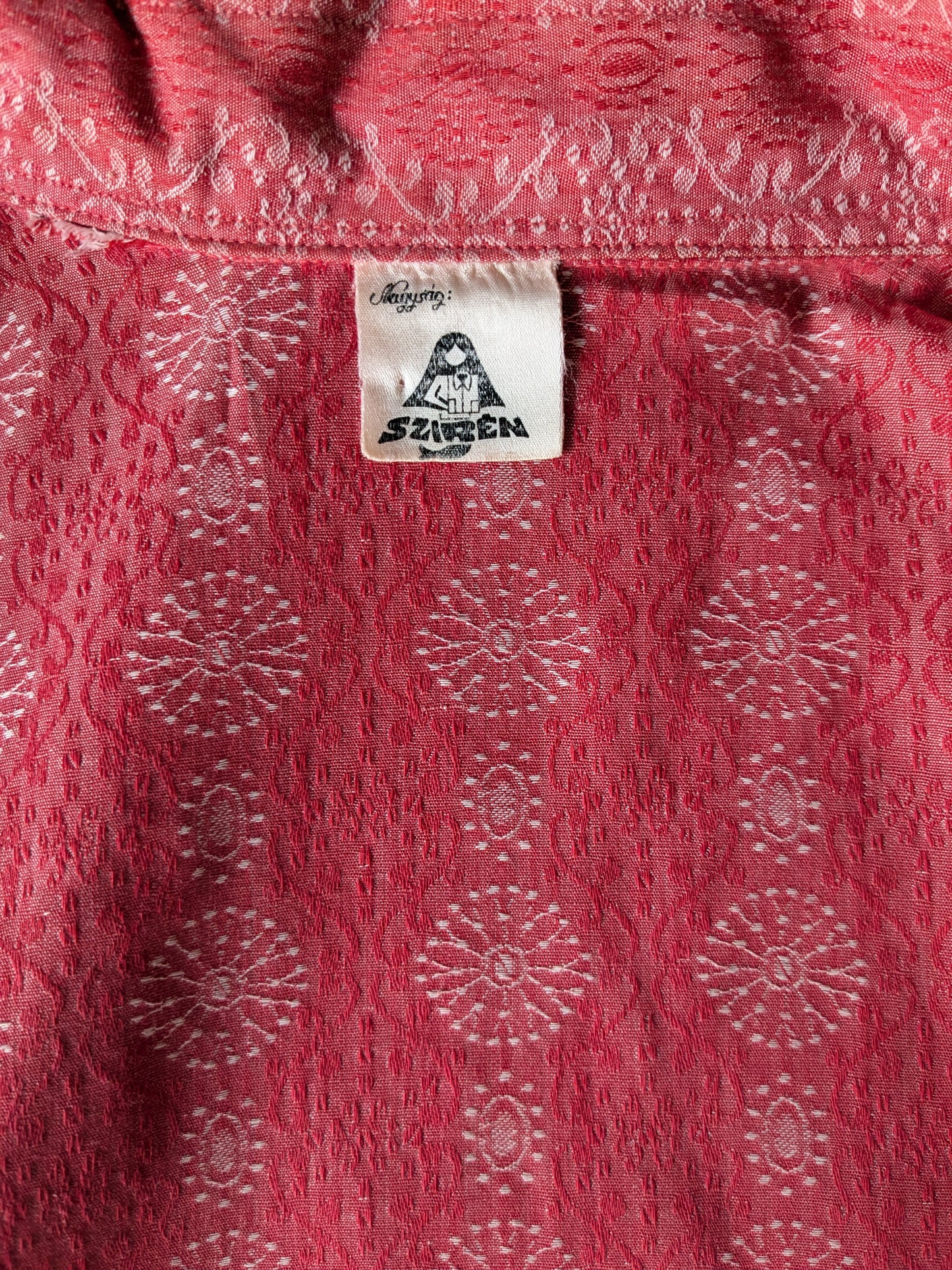 Vintage 70's sziren shirt with point collar. Red beige motif. Size M / L.