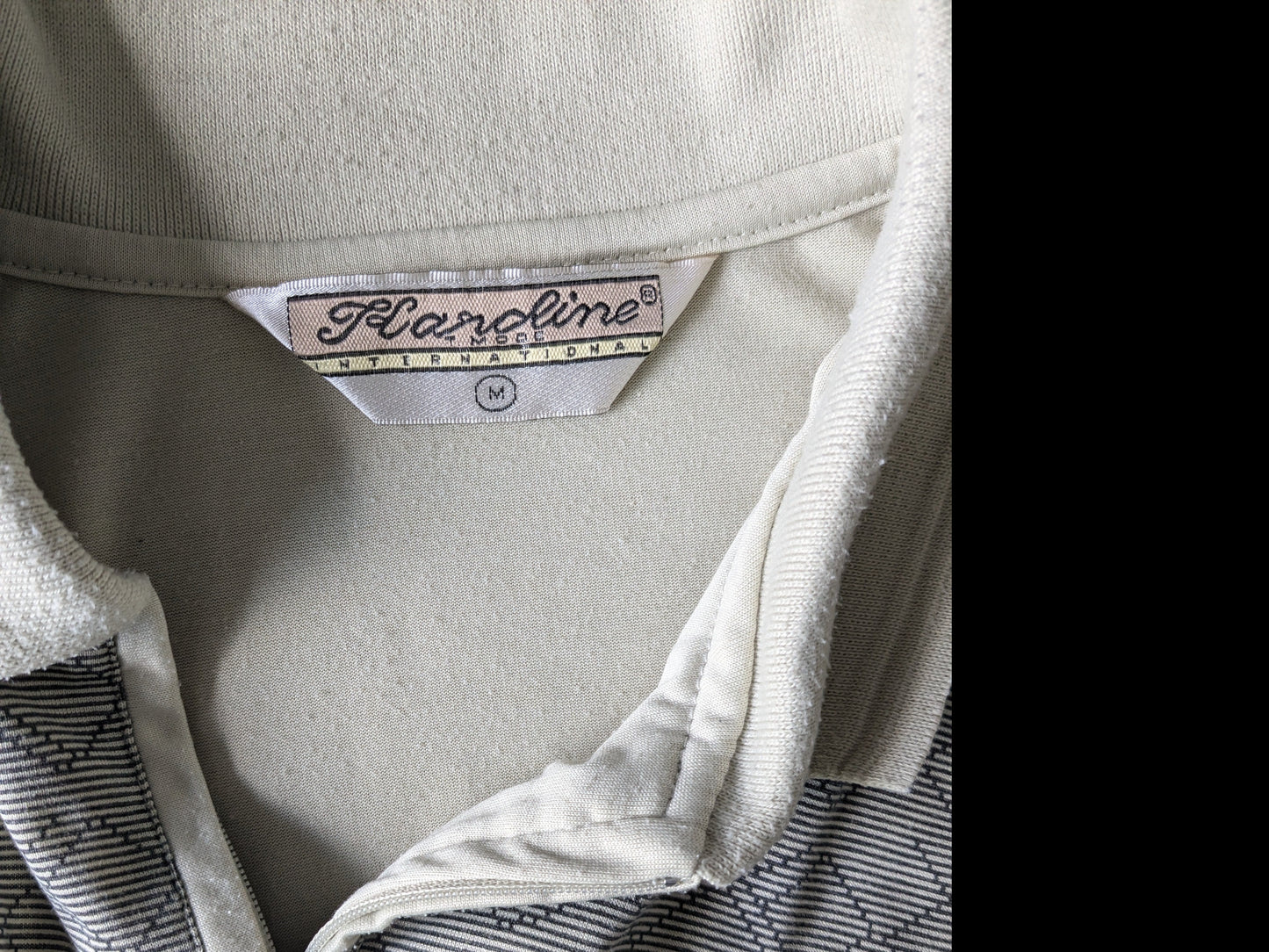 Vintage hardline polo with elastic band and zipper. Light green gray white motif. Size M / L.