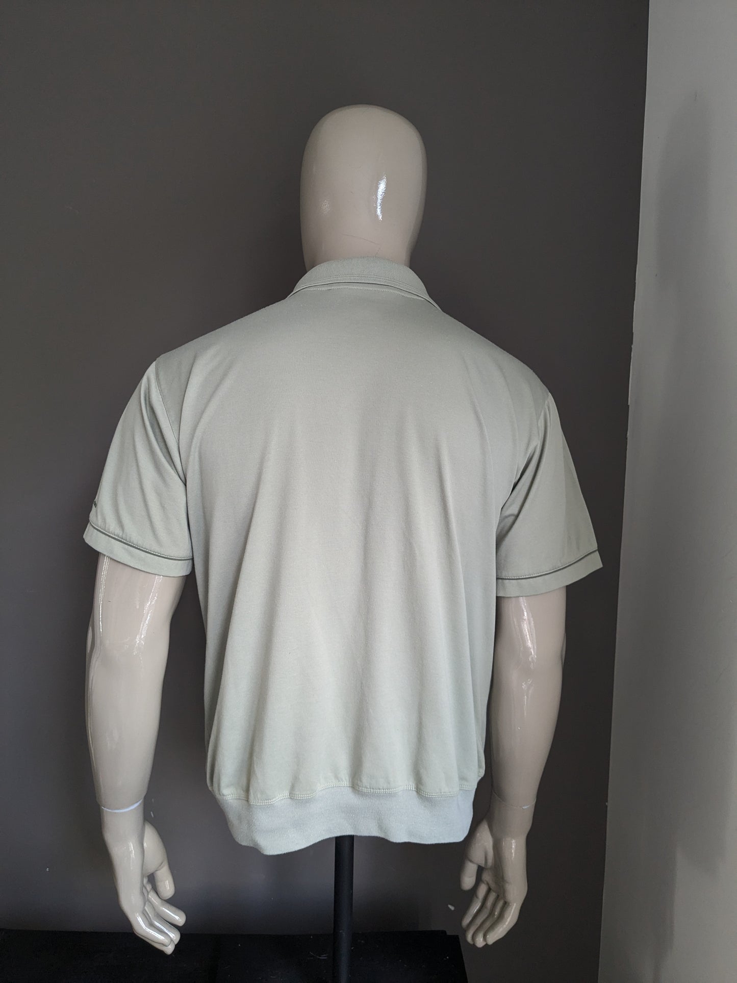 Polo vintage dur avec une bande élastique et une fermeture éclair. Vert clair. Taille M / L.