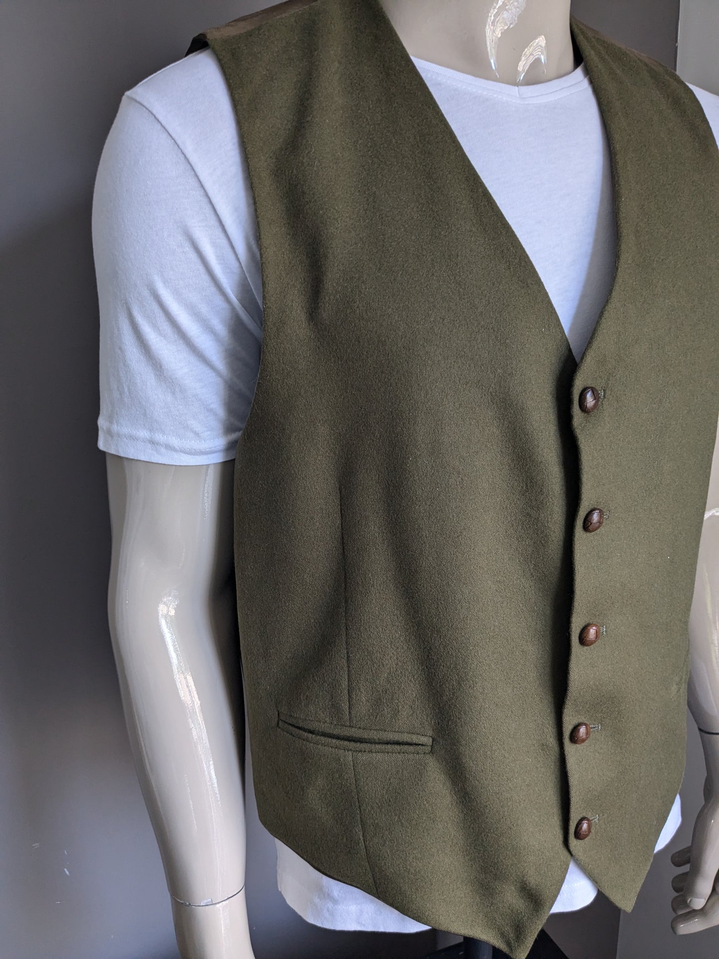 Gilet en laine. Vert foncé avec de beaux boutons. Taille L.