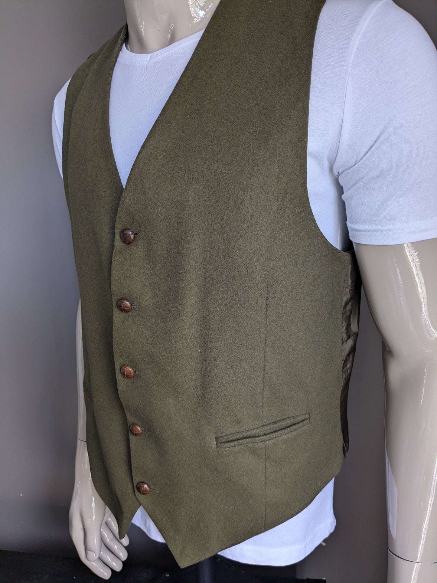 Gilet di lana. Verde scuro con bellissimi bottoni. Taglia L.