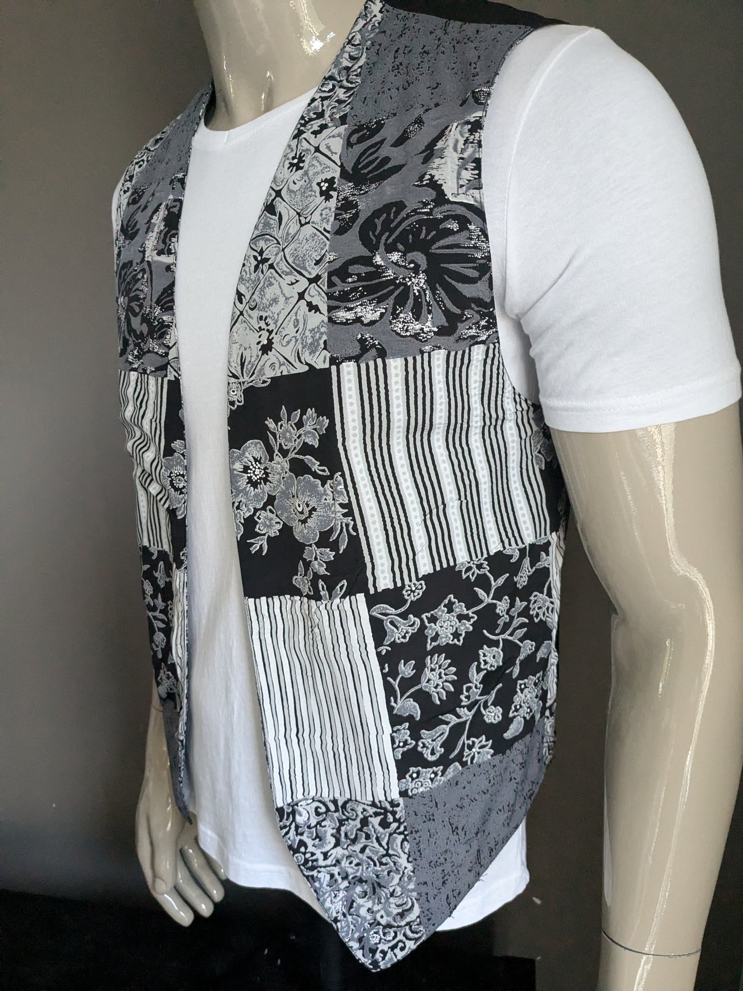 Vintage tweezijdig gilet zonder sluiting. Grijs zwarte print. Maat L.