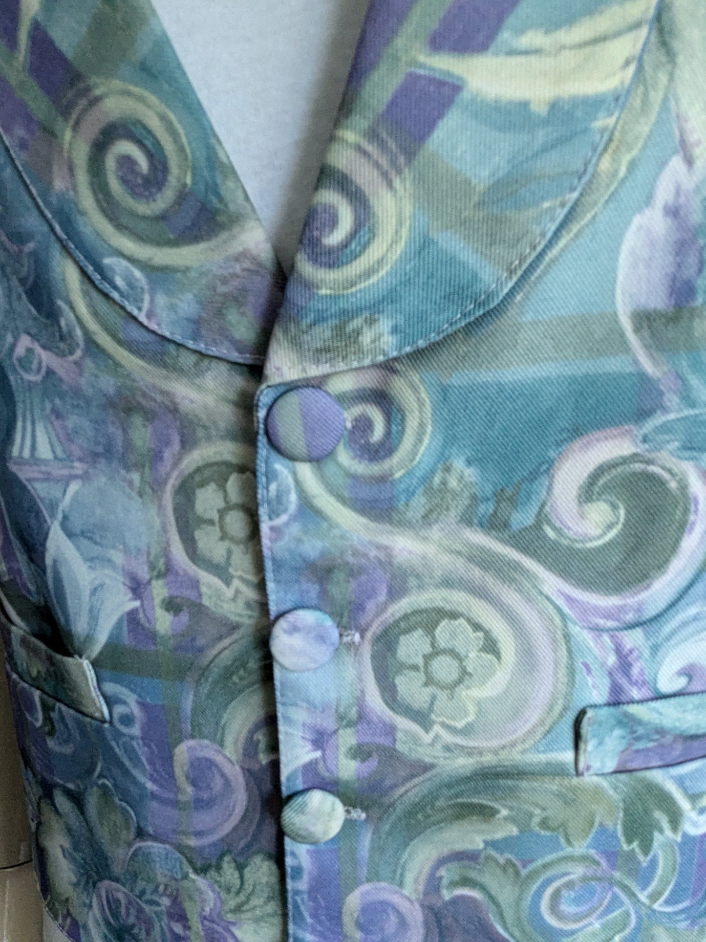 Gilet vintage avec revers. Impression violet bleu vert. Taille L.