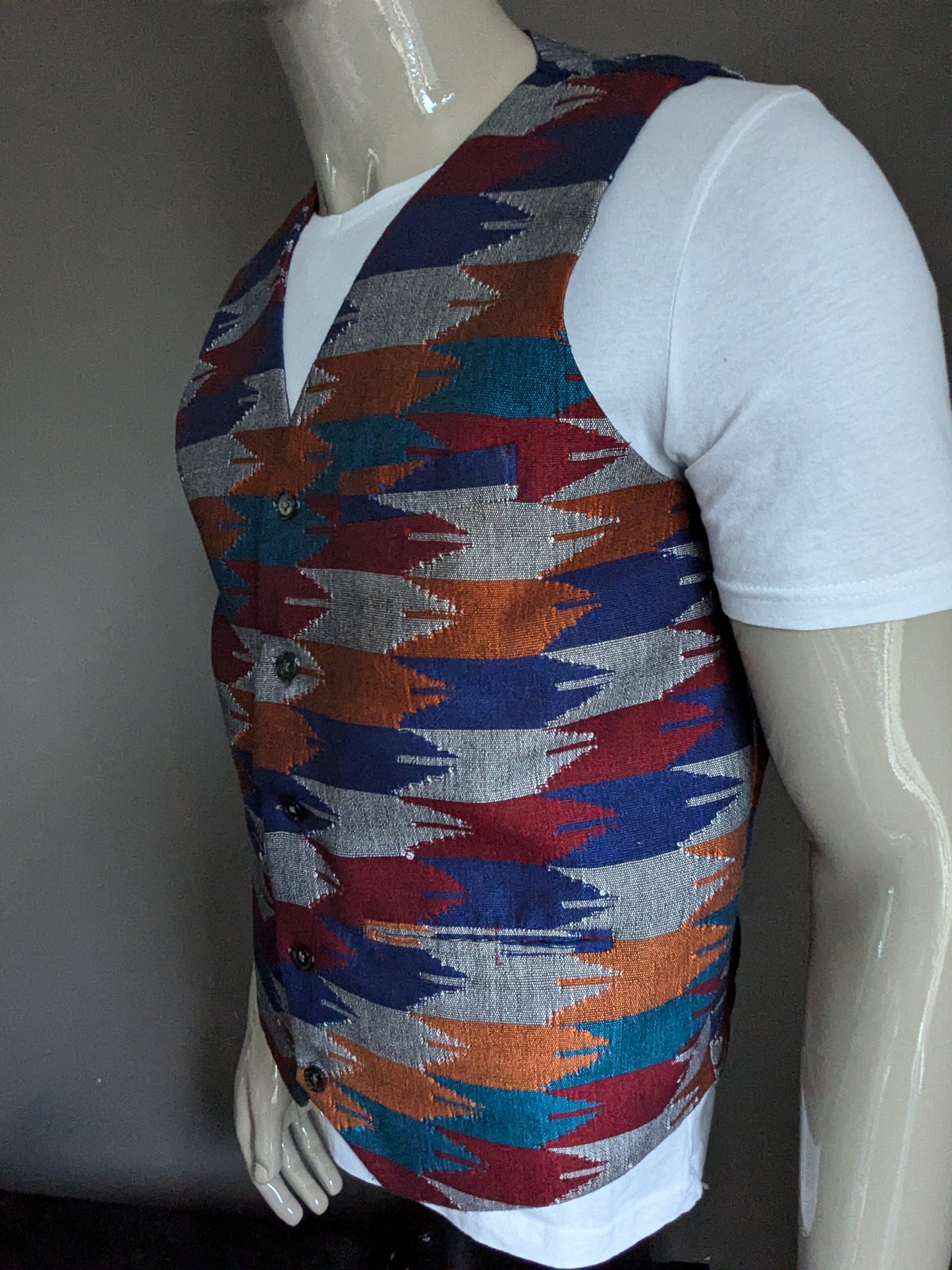 Gilet vintage. Motof di rosso blu arancione grigio. Taglia L.