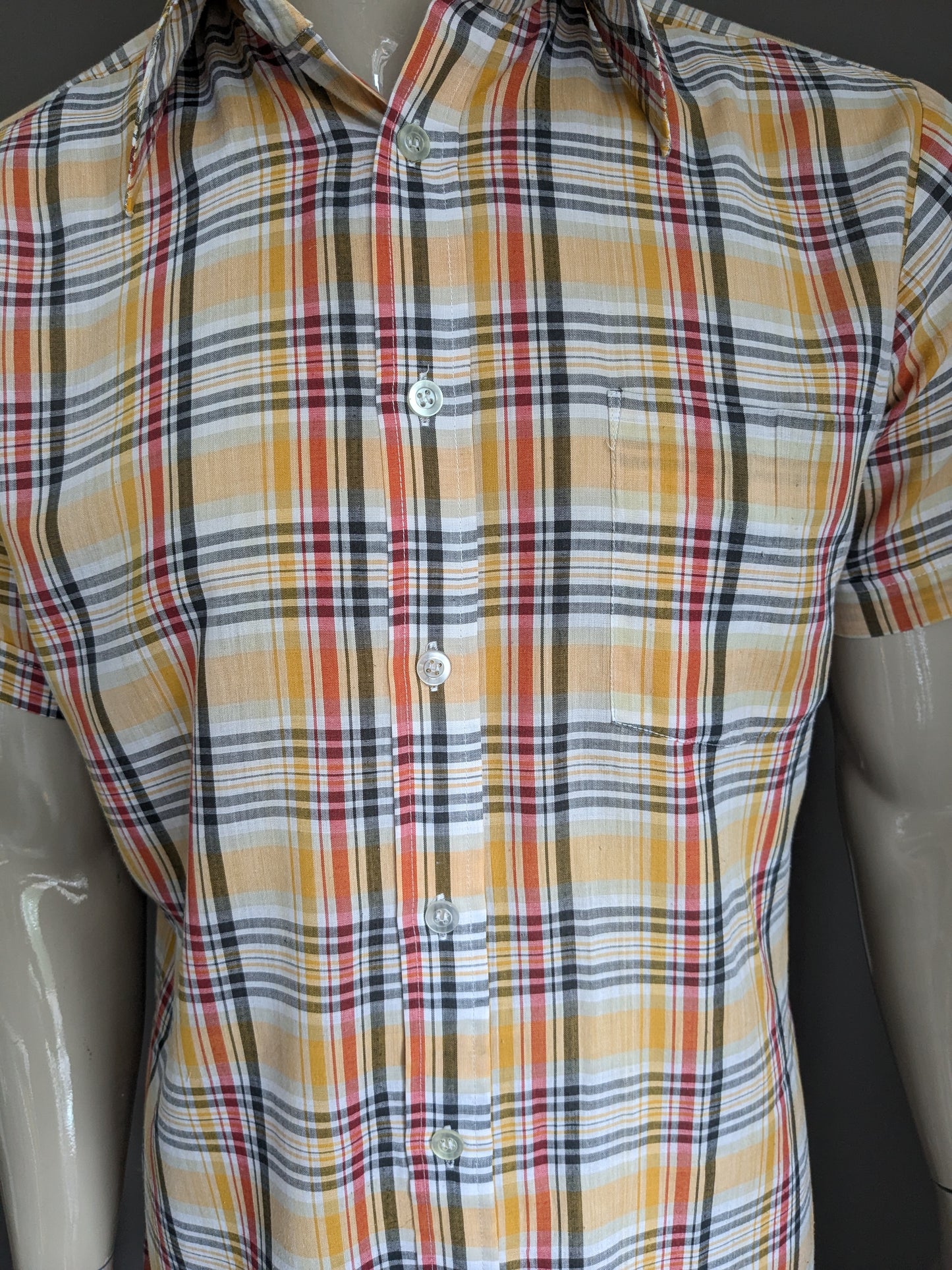 Vintage 70's shirt with point collar and short sleeve. Yellow red black checked. Size L.