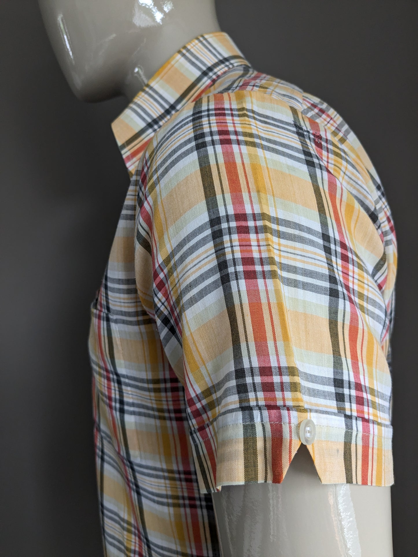 Vintage 70's shirt with point collar and short sleeve. Yellow red black checked. Size L.