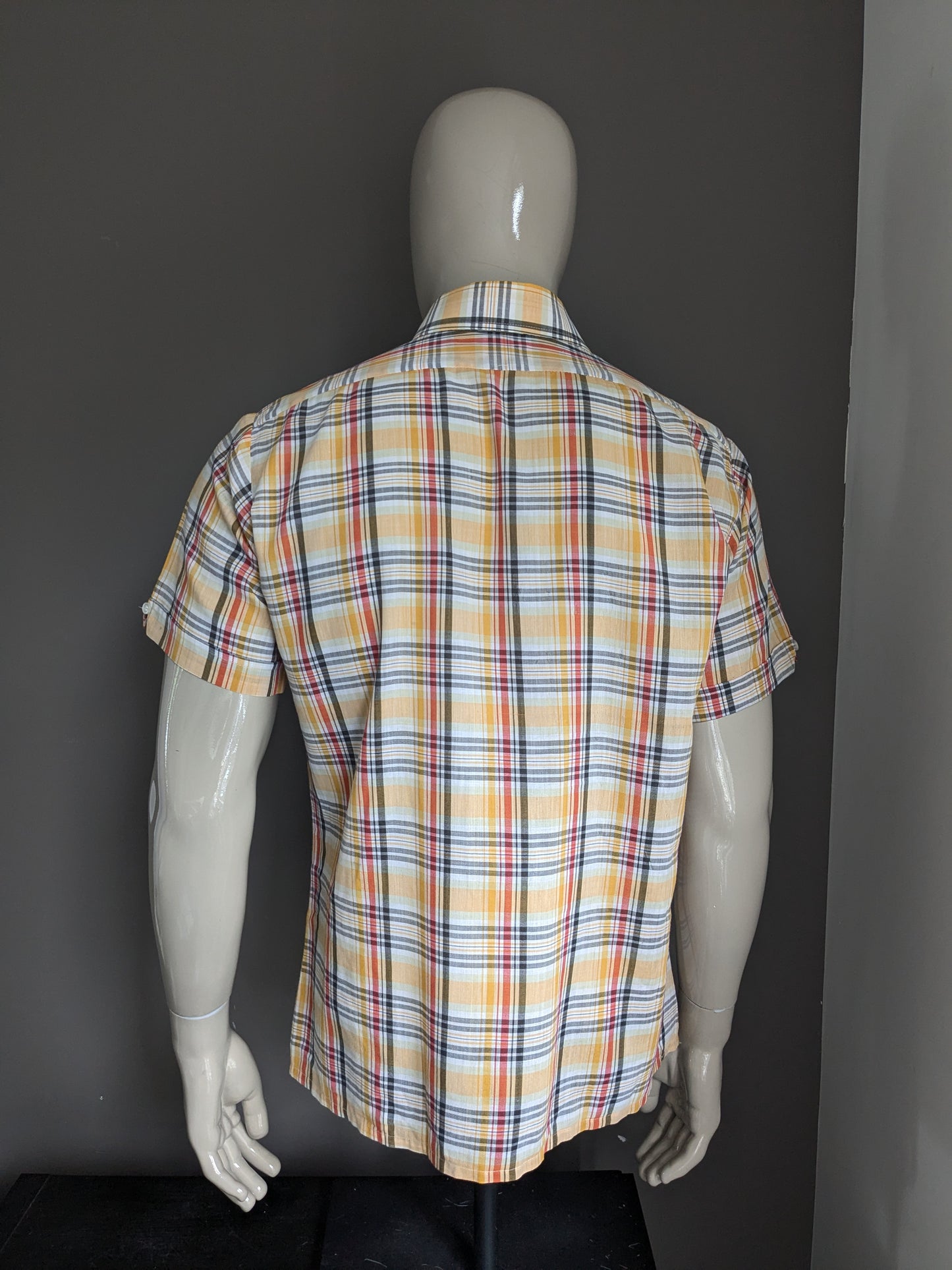 Camisa Vintage 70 con cuello puntual y manga corta. Negro rojo amarillo revisado. Talla L.