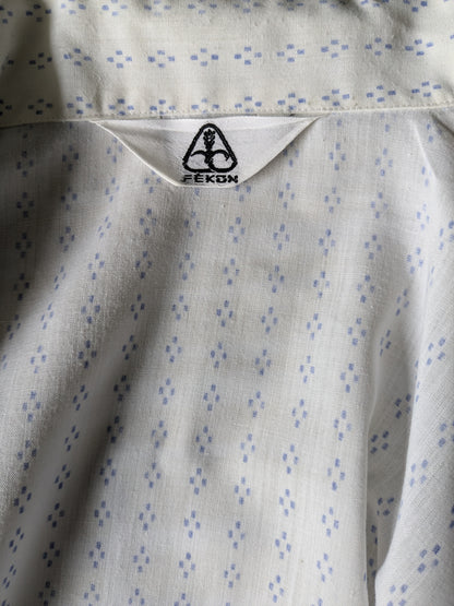 Camisa Fekon Vintage de los 70 manga corta. Estampado blanco azul. Talla L.