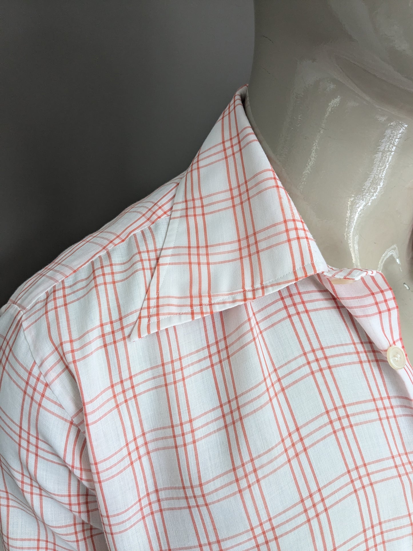 Sleeve corta della camicia degli anni '70 vintage con colletto punti. White a scacchi rossi. Taglia XL.