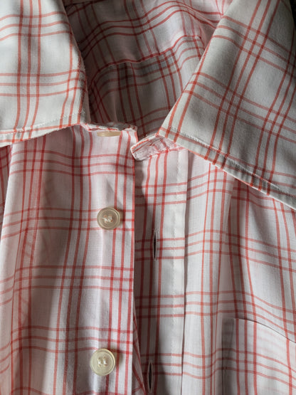 Sleeve corta della camicia degli anni '70 vintage con colletto punti. White a scacchi rossi. Taglia XL.