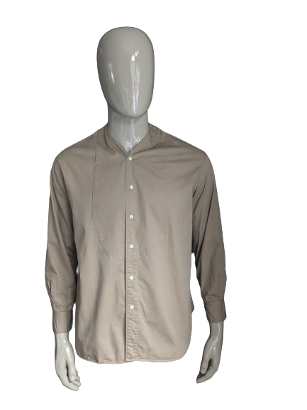 Camisa de Lortare con color beige con cuello en V. Talla L.