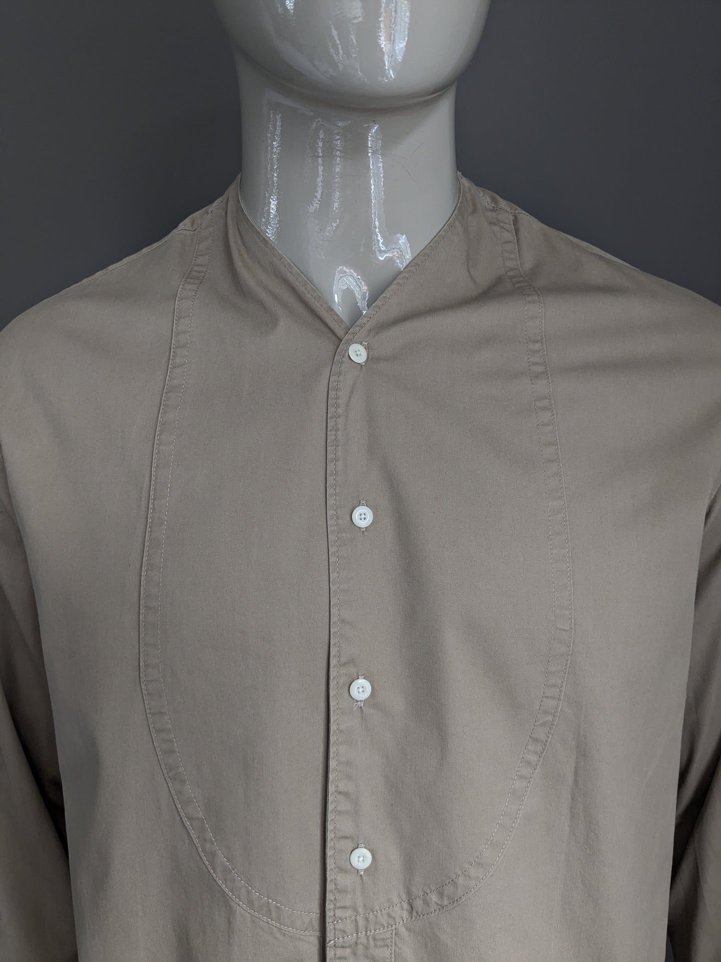 Chemise de lortare avec coloré beige à col en V. Taille L.