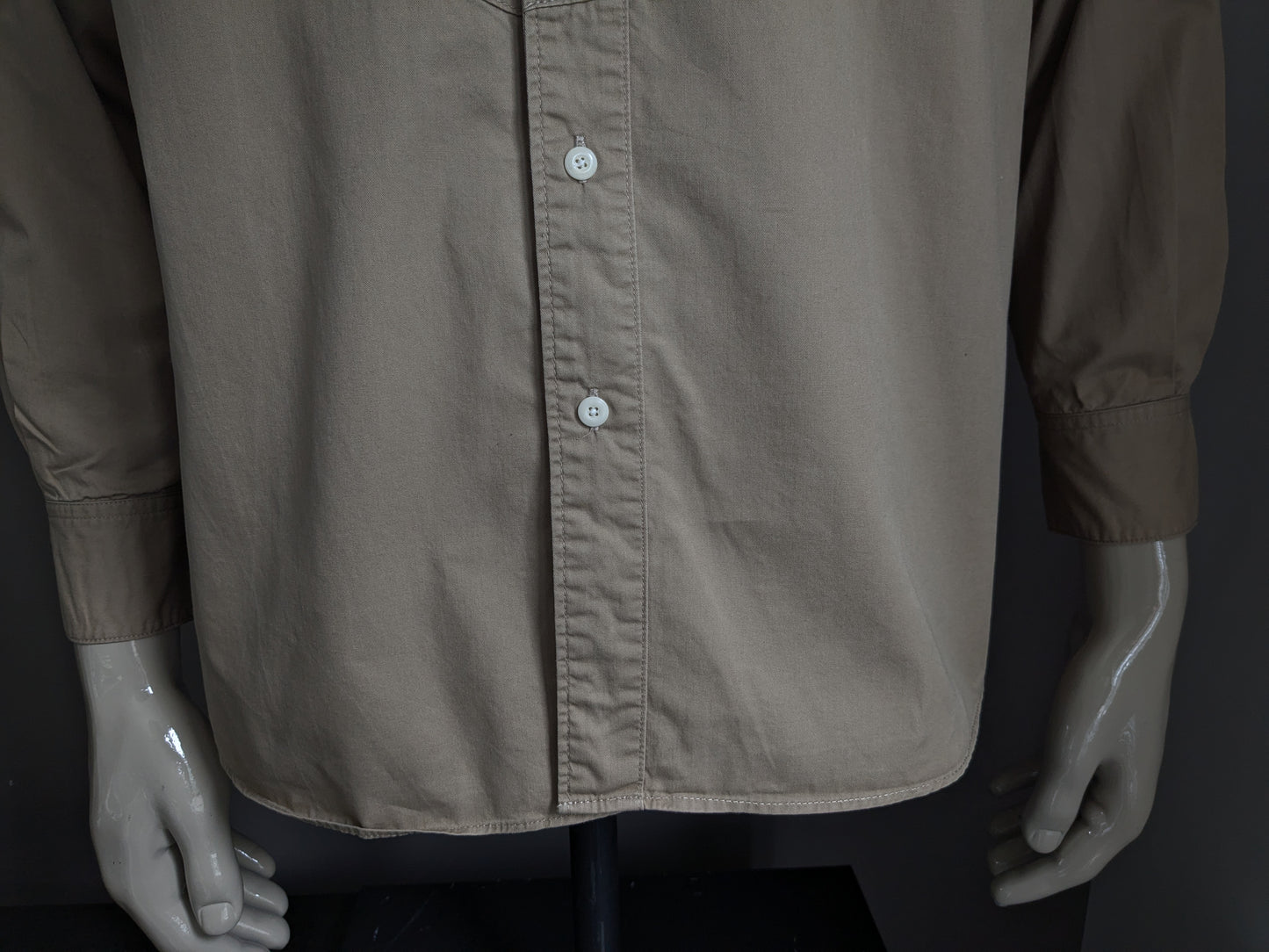 Chemise de lortare avec coloré beige à col en V. Taille L.