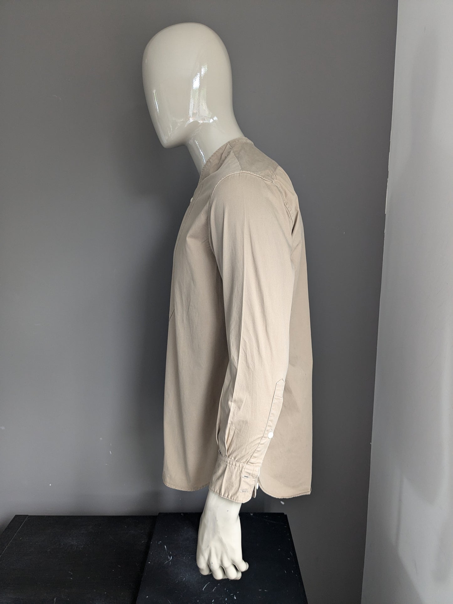 Chemise de lortare avec coloré beige à col en V. Taille L.