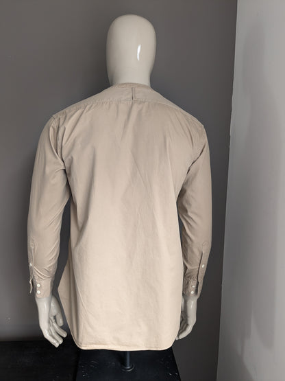 Chemise de lortare avec coloré beige à col en V. Taille L.