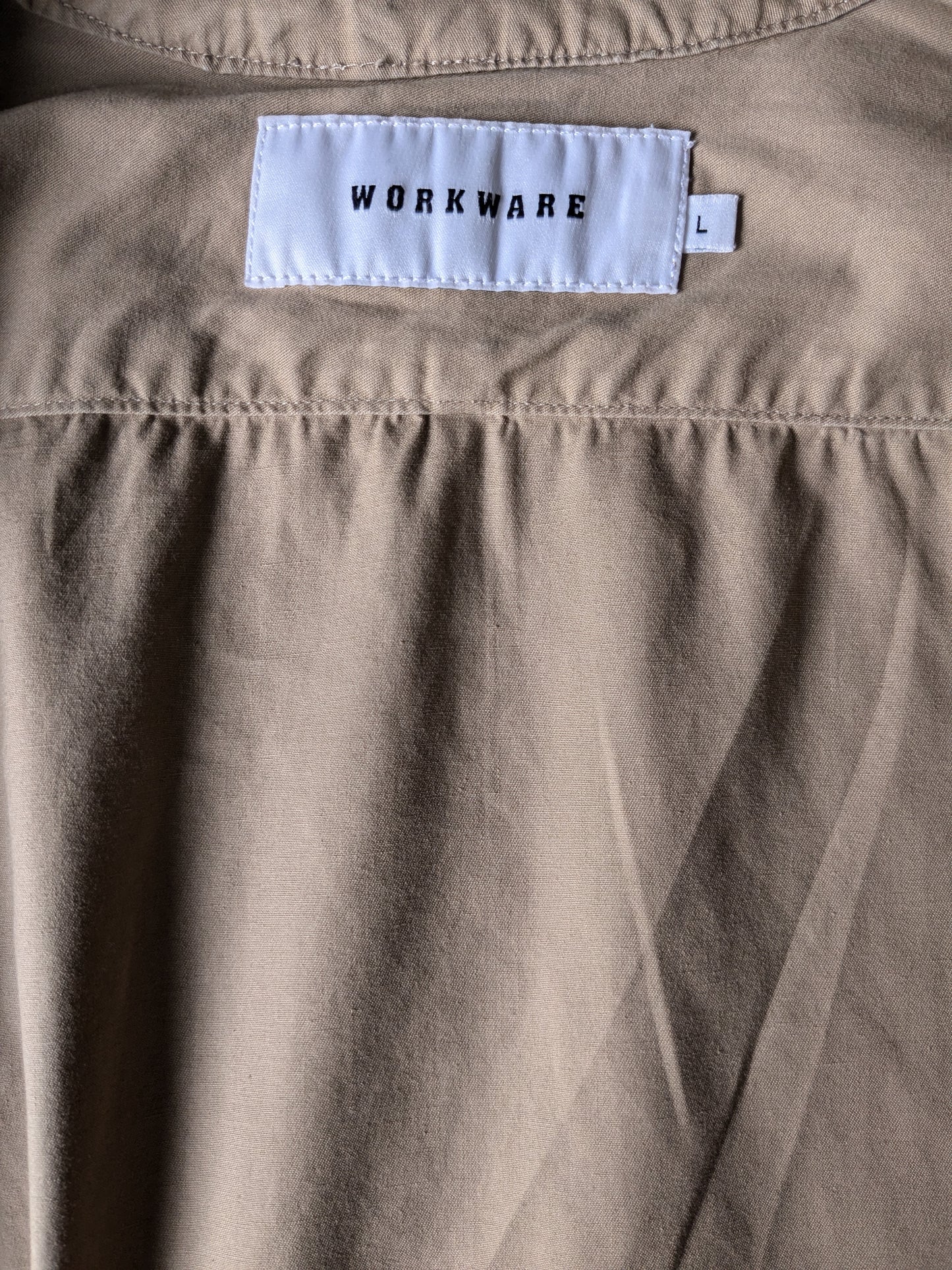 Lortare-Shirt mit v-Ausck beige farbig. Größe L.