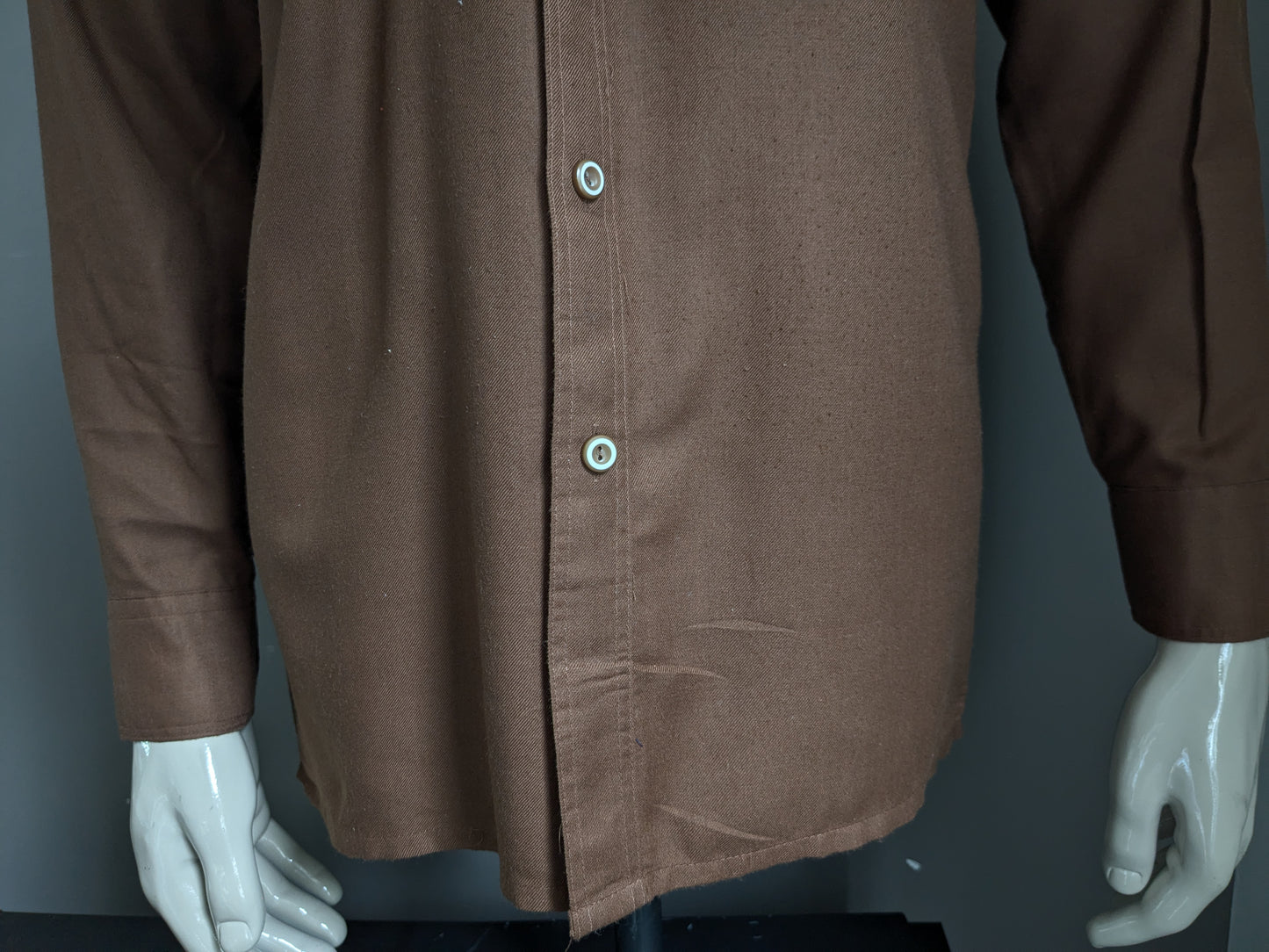 Chemise M-Club vintage des années 70 avec collier. De couleur marron. Taille L.