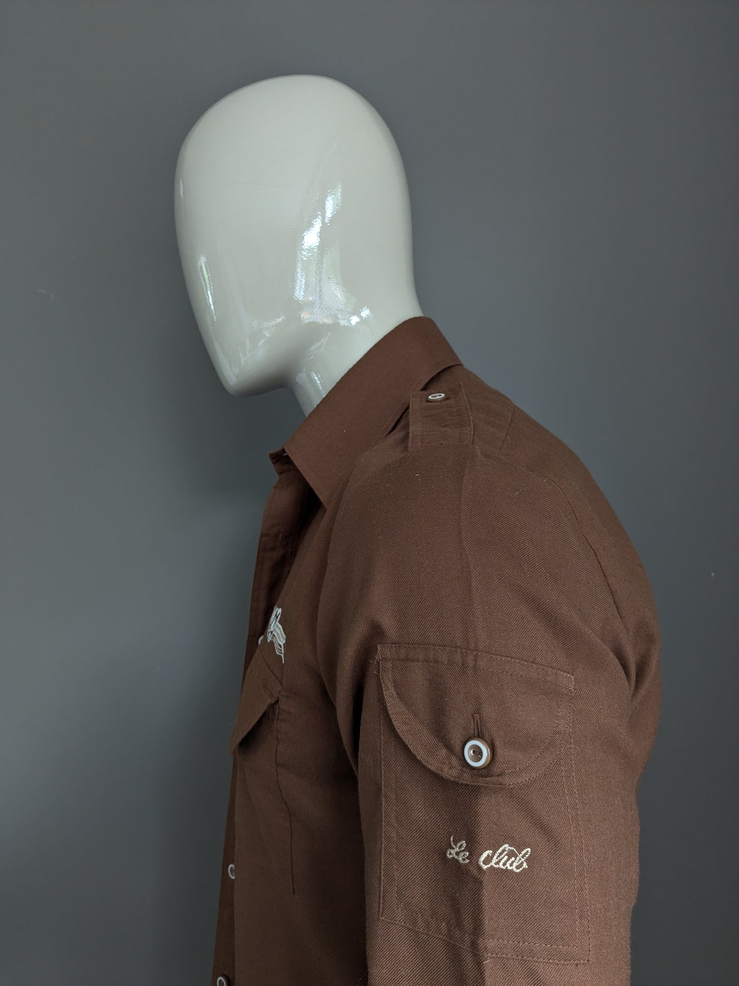 Chemise M-Club vintage des années 70 avec collier. De couleur marron. Taille L.