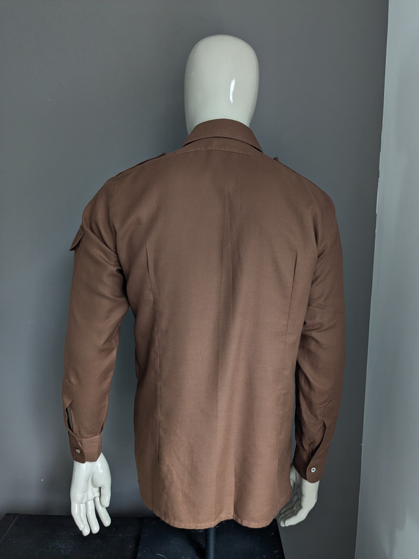 Chemise M-Club vintage des années 70 avec collier. De couleur marron. Taille L.