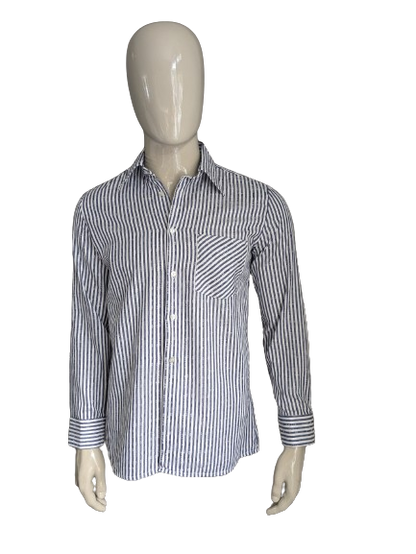 Camicia vintage aktuell. Strisce bianche blu con motivo. Taglia M.