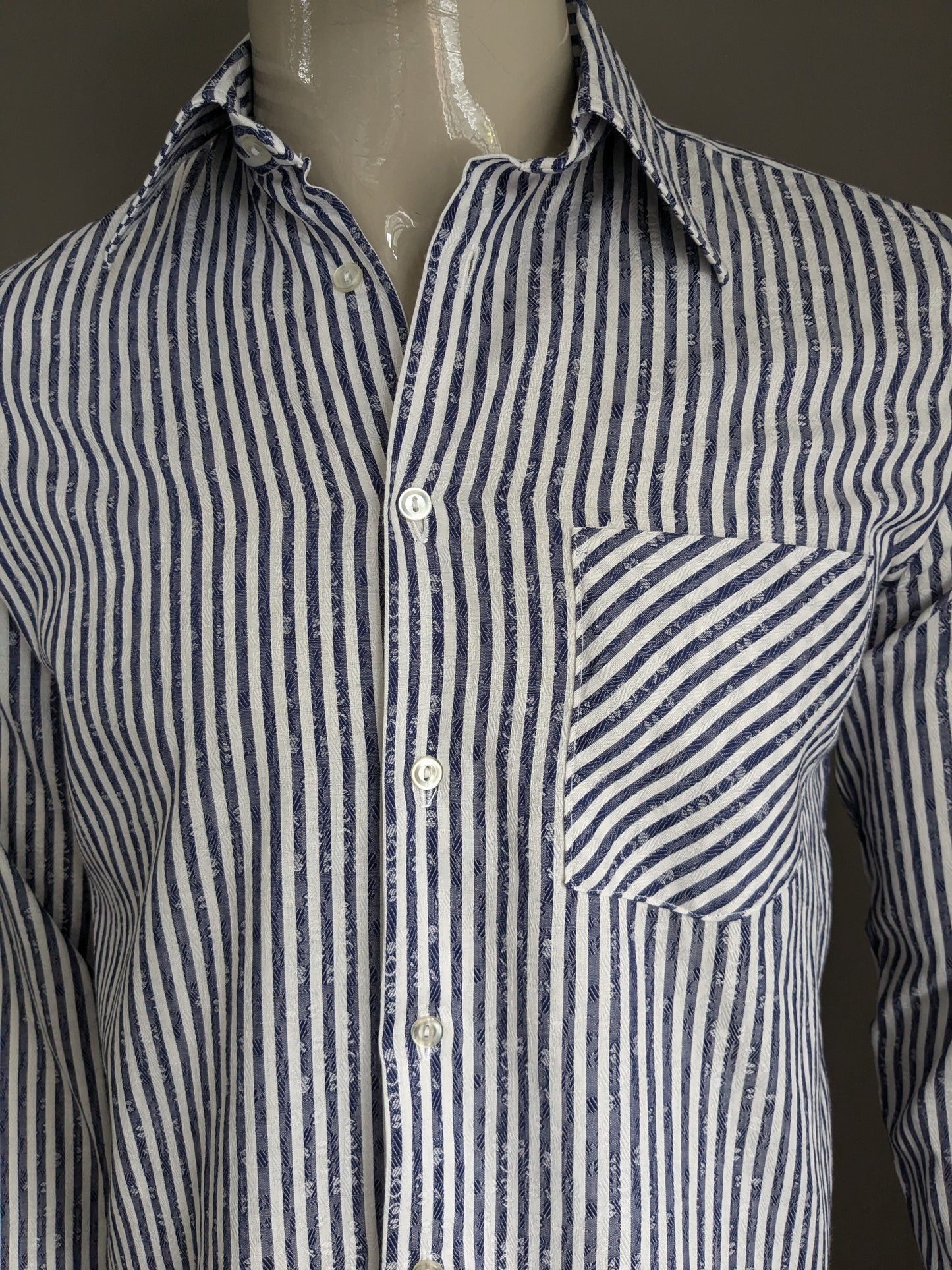 Camisa Aktuell vintage. Blanco azul rayado con motivo. Talla M.