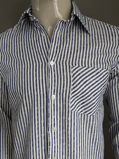 Camisa Aktuell vintage. Blanco azul rayado con motivo. Talla M.