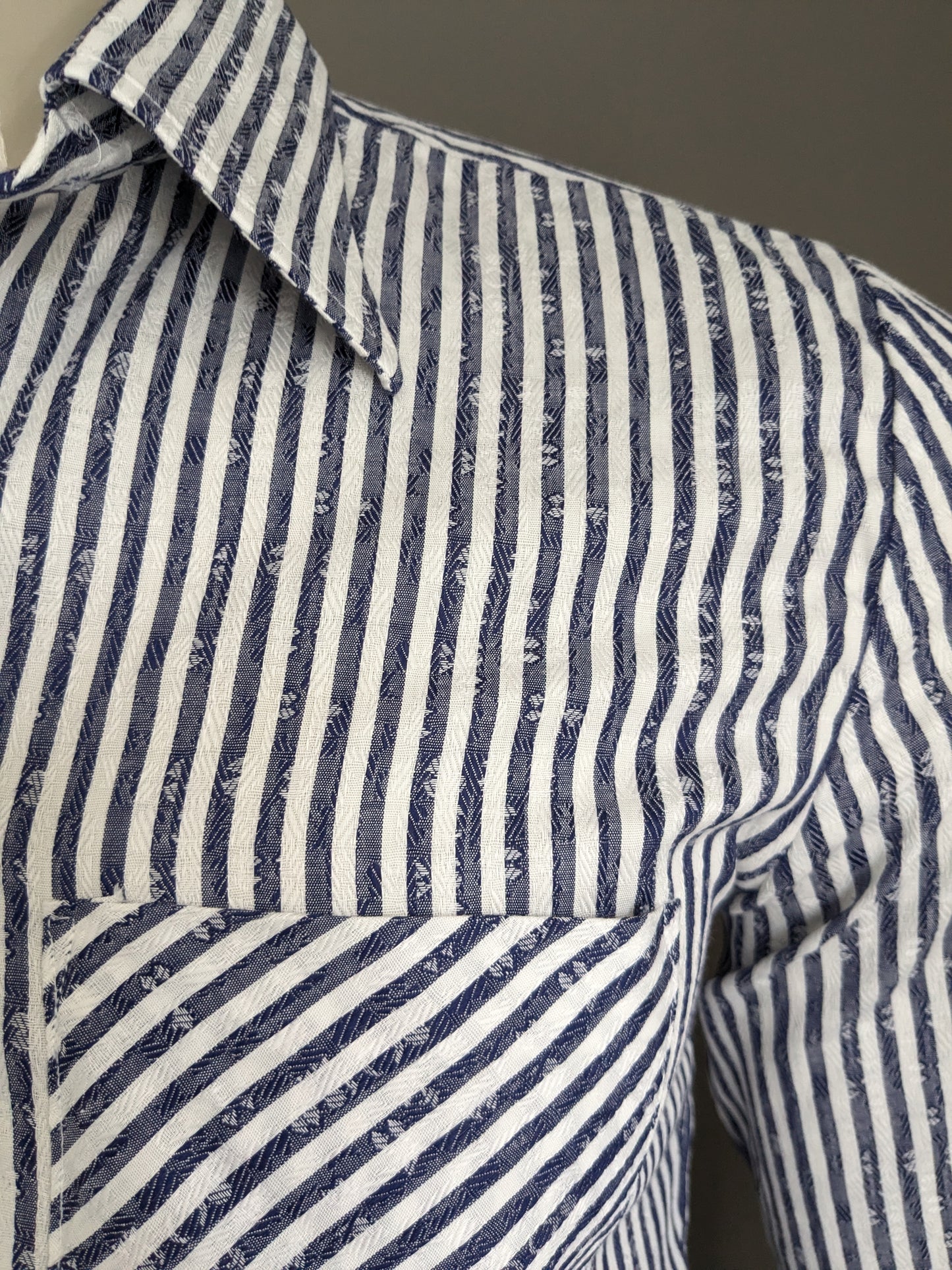 Camisa Aktuell vintage. Blanco azul rayado con motivo. Talla M.