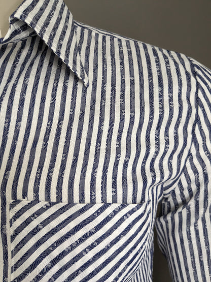 Camicia vintage aktuell. Strisce bianche blu con motivo. Taglia M.