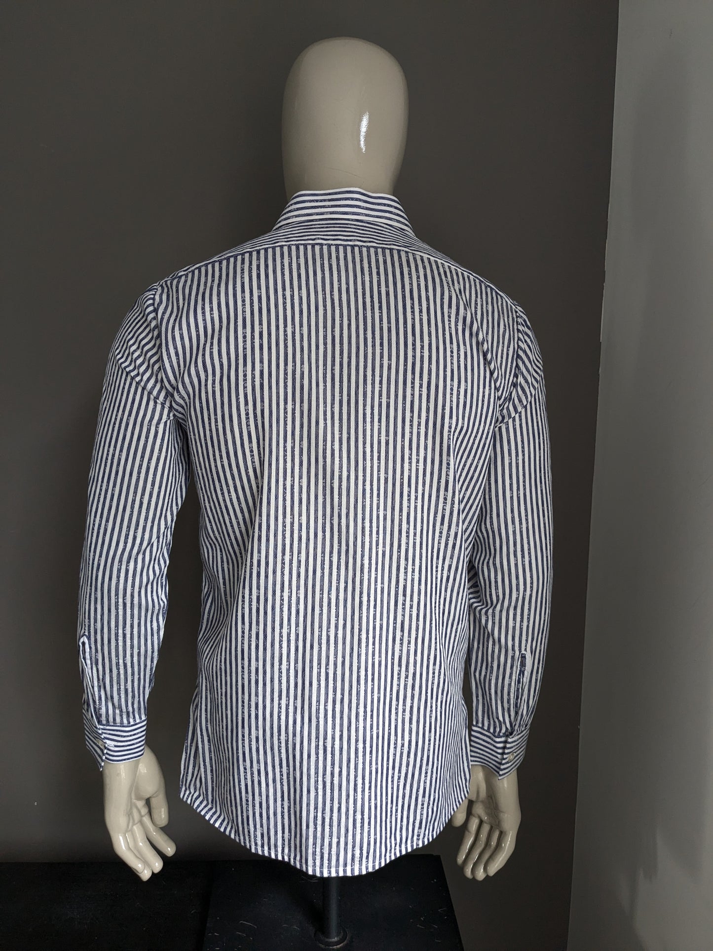 Camicia vintage aktuell. Strisce bianche blu con motivo. Taglia M.