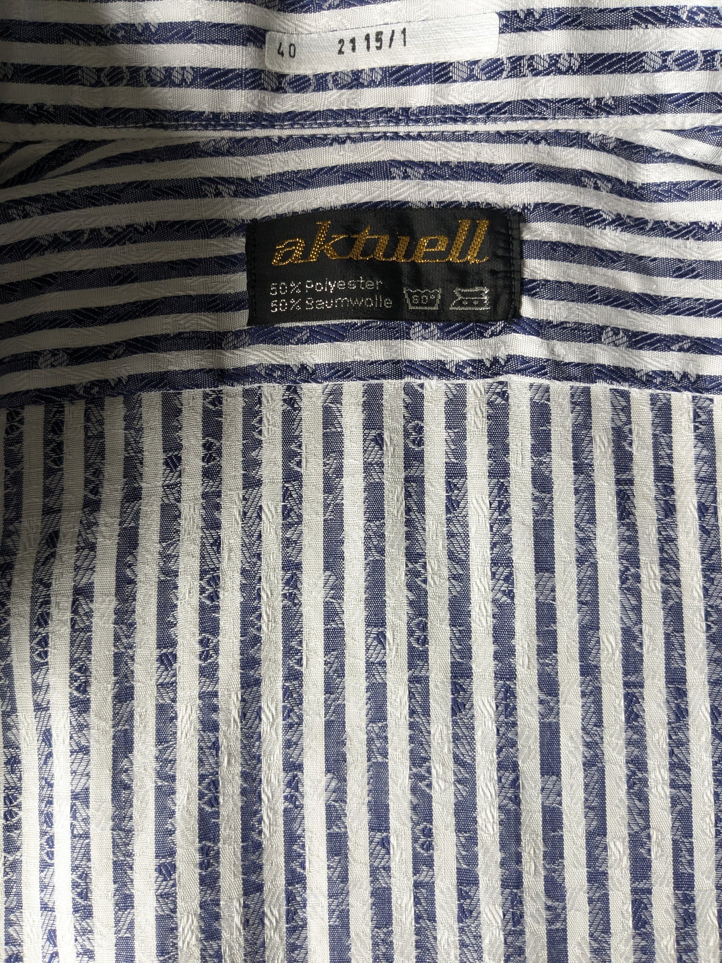 Camicia vintage aktuell. Strisce bianche blu con motivo. Taglia M.