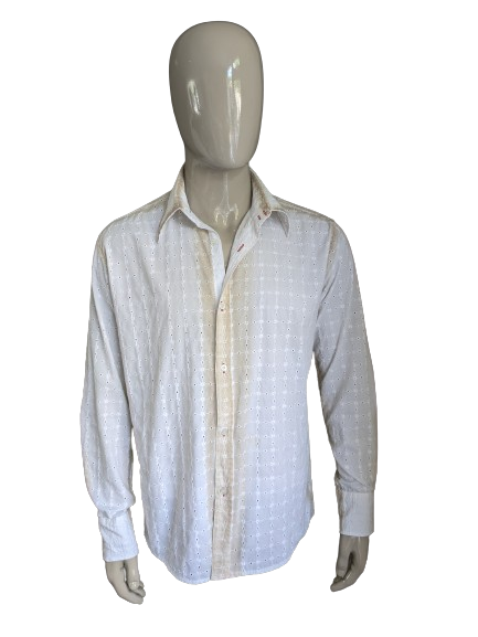 Es una camisa Noize. Motifa de agujeros beige blanco. Tamaño xl.