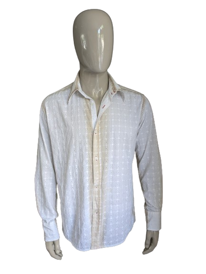 Es una camisa Noize. Motifa de agujeros beige blanco. Tamaño xl.