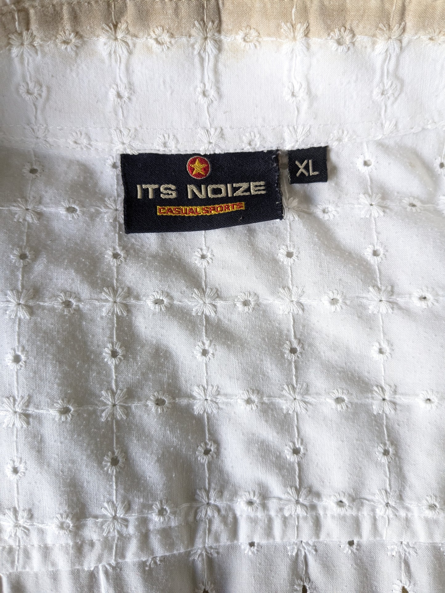 C'est une chemise noise. Motif de trous beiges blancs. Taille xl.