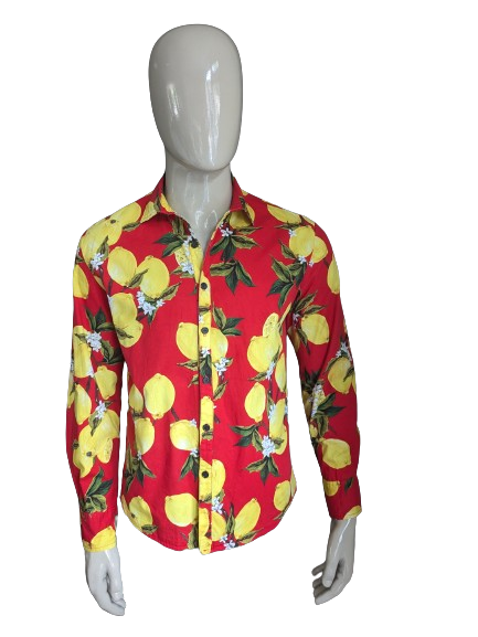 Chemise sans marque. Print de citrons rouges jaunes. Taille L.