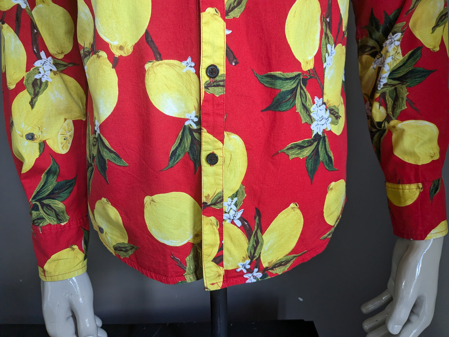 Chemise sans marque. Print de citrons rouges jaunes. Taille L.