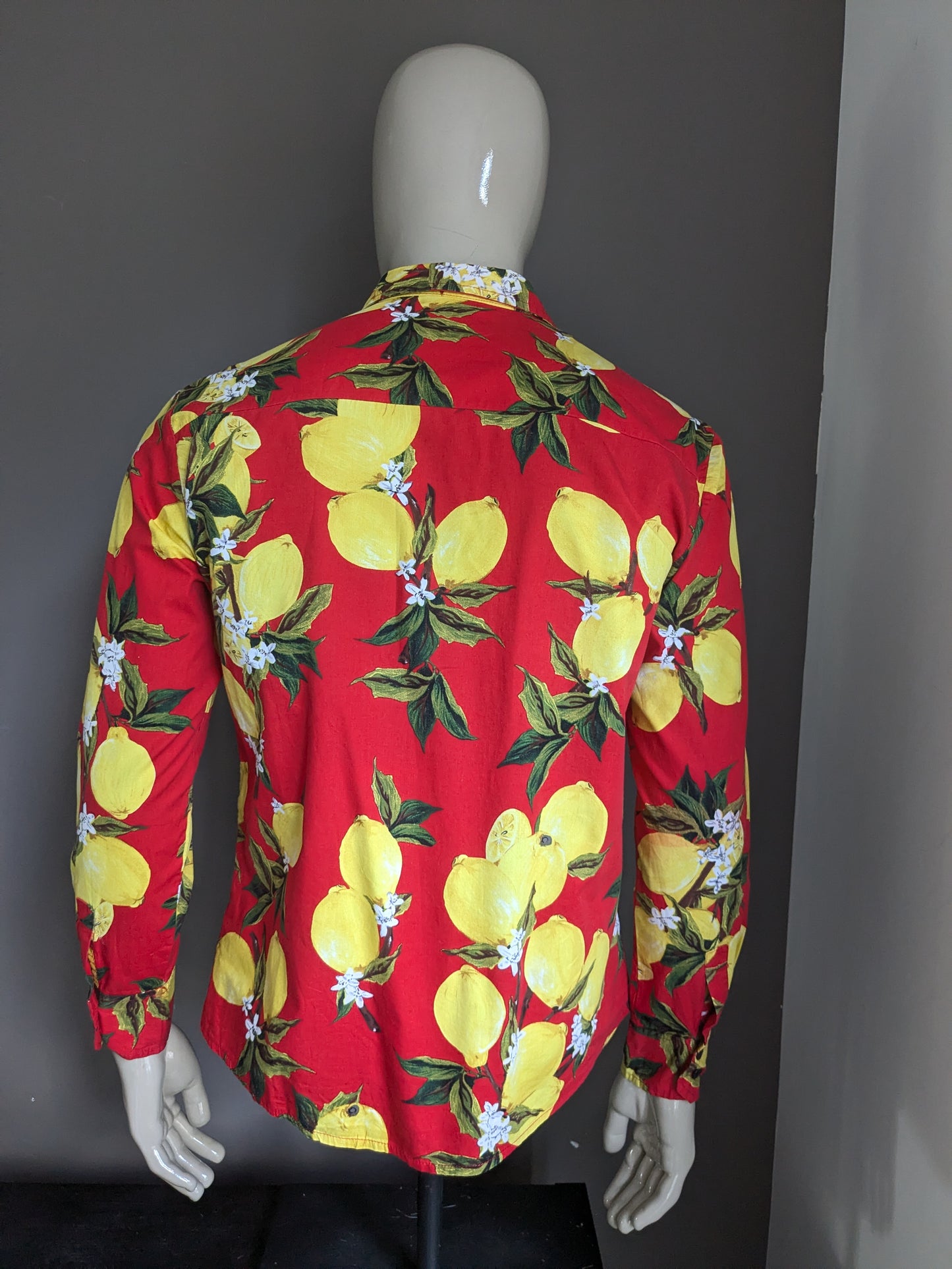 Chemise sans marque. Print de citrons rouges jaunes. Taille L.