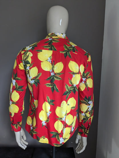 Camisa sin marca. Impresión de limones rojos amarillos. Talla L.