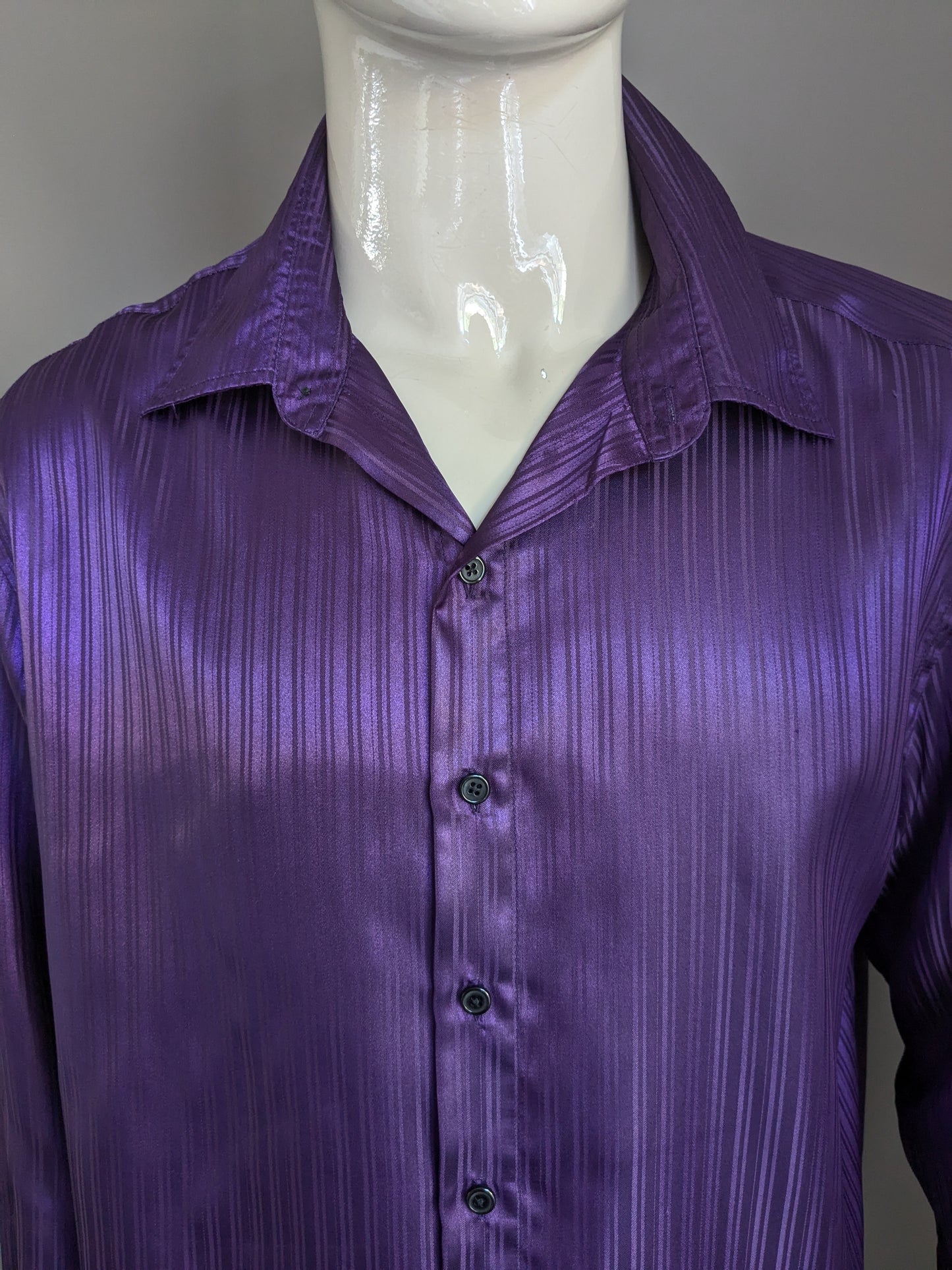 B.P.C. camicia. Strisce viola lucenti. Dimensione XXL / 2XL