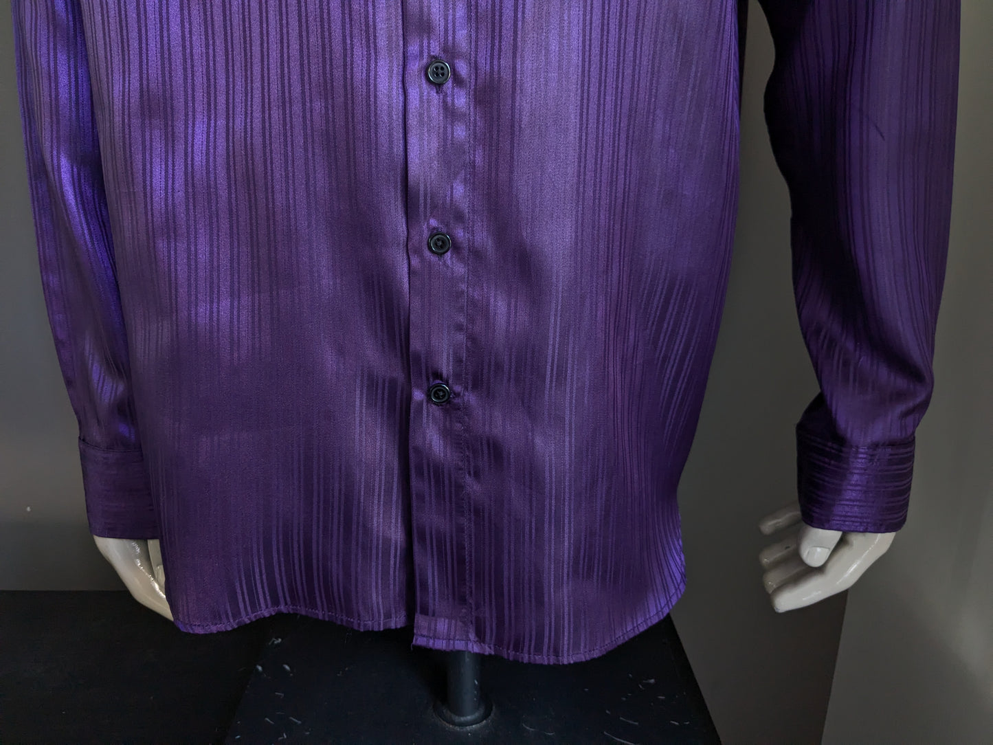 B.P.C. camicia. Strisce viola lucenti. Dimensione XXL / 2XL