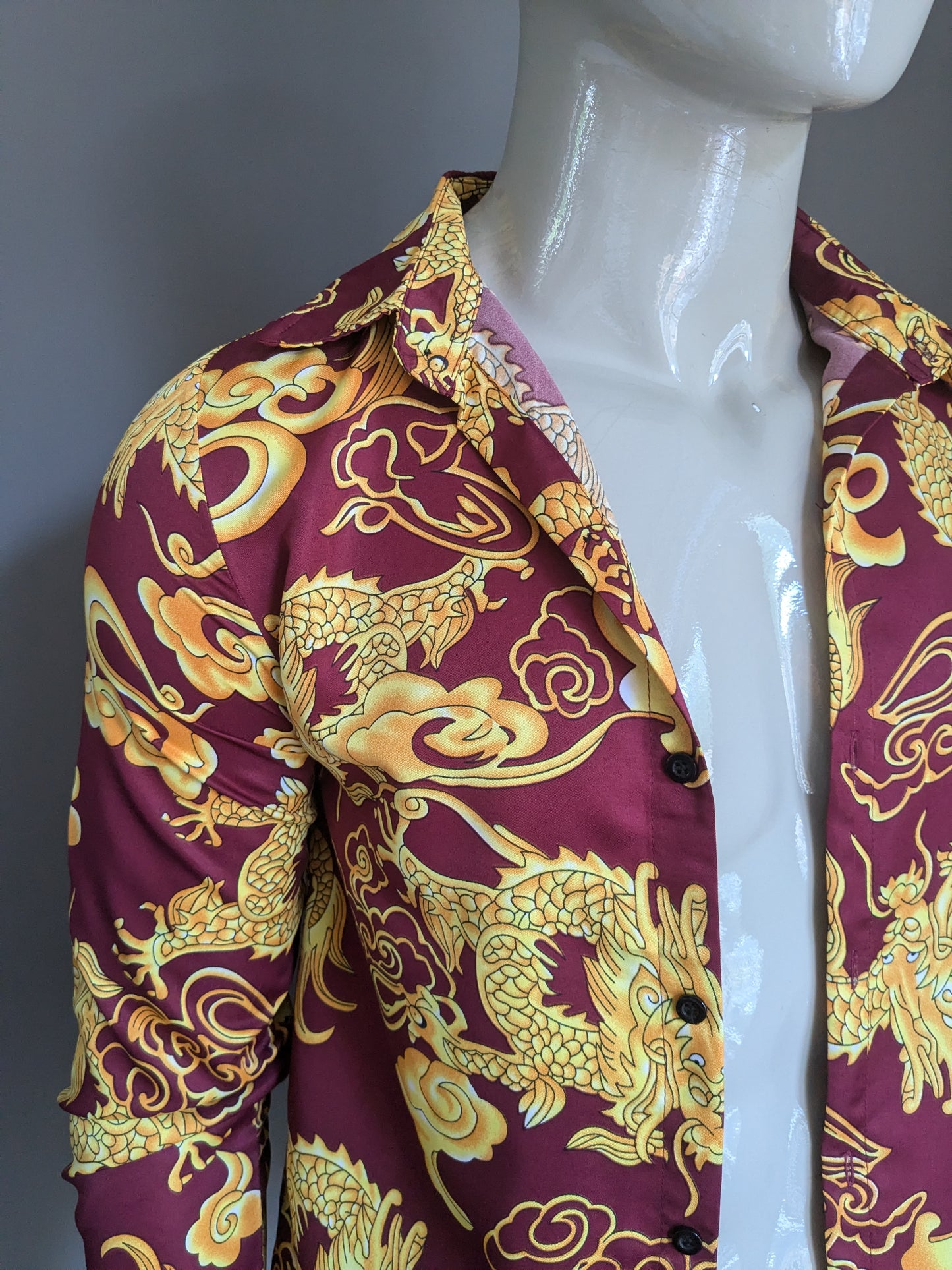 Camicia anime mangay vintage. Stampa di drago giallo Bordeaux. Taglia S.