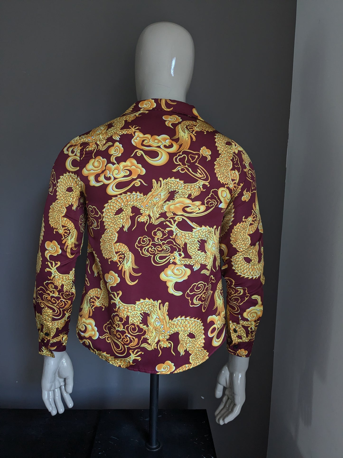 Chemise anime mangay vintage. Impression de dragon jaune Bordeaux. Taille S.