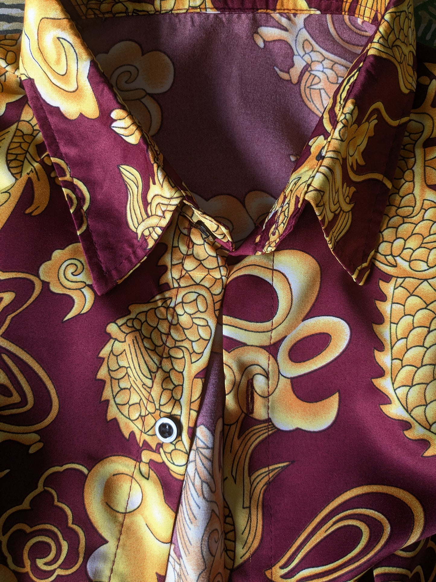 Chemise anime mangay vintage. Impression de dragon jaune Bordeaux. Taille S.