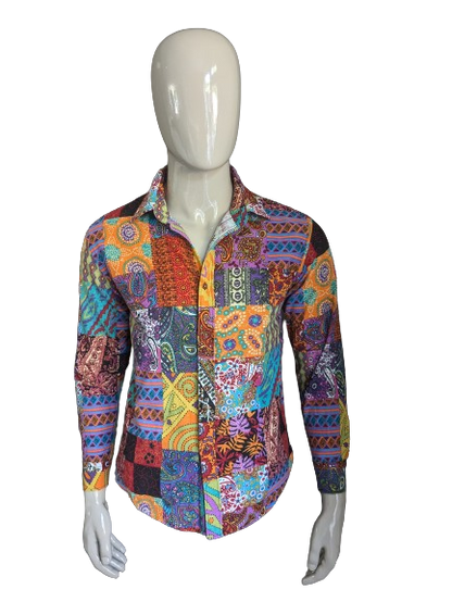 Vintage shirt. Colored print. Size M. #301