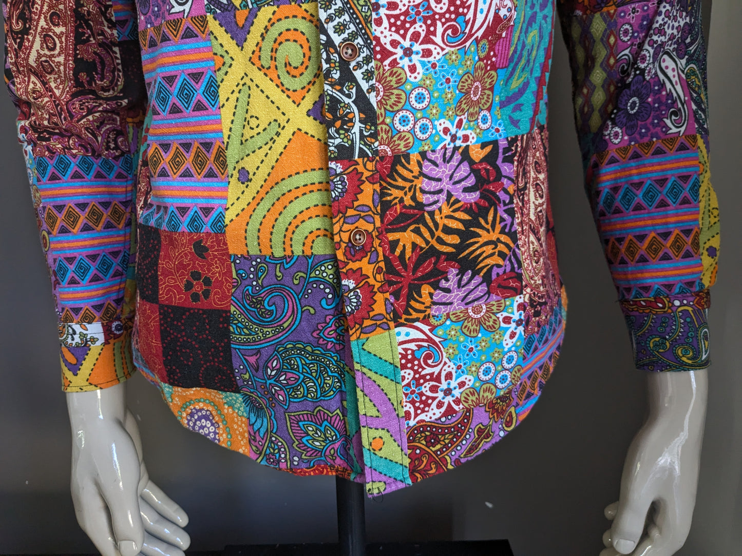 Vintage shirt. Colored print. Size M. #301