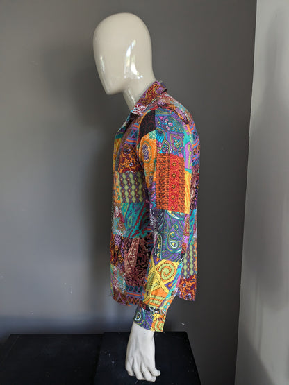 Vintage shirt. Colored print. Size M. #301