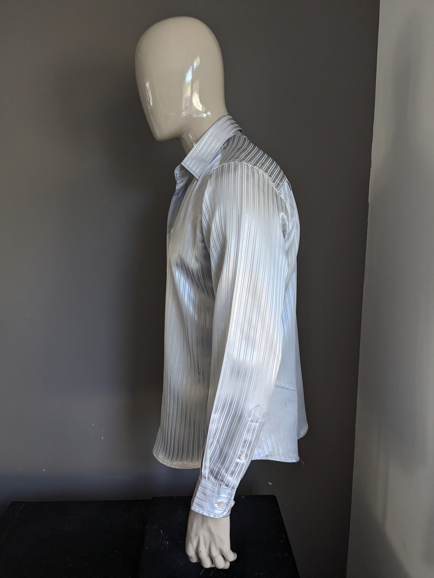 Chemise droite de copie vintage. Rayé brillant en argent. Taille L.