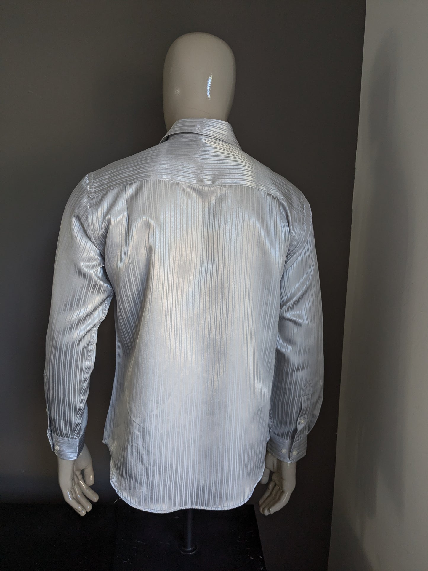 Chemise droite de copie vintage. Rayé brillant en argent. Taille L.