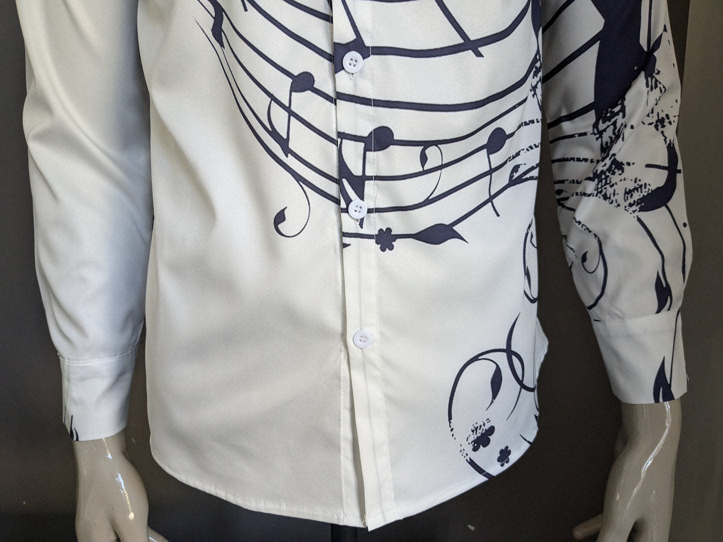 Camisa de poliéster. Notas musicales azules blancos impresión. Talla M.